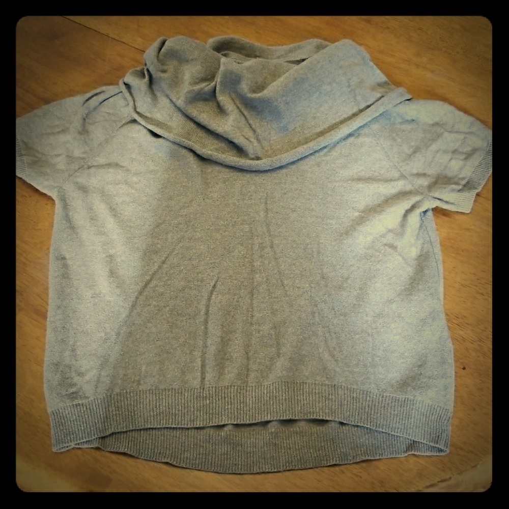 Short-sleeve sweater